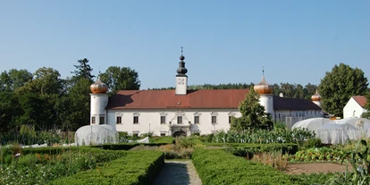 Hochzeit - Sommerhochzeit - Pinnenhöfen - Blick auf den Nord-Trakt von Schloss Schiltern - Schloss Schiltern