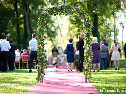 Hochzeit - Umgebung: im Park - Göttlesbrunn - Heiraten im Veranstaltungsschloss Margarethen am Moos. - Veranstaltungsschloss Margarethen am Moos