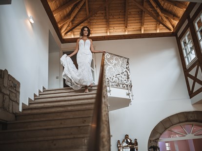 Hochzeit - Speyer - Die wundervolle Treppe zu unseren Hotelzimmer. Der perfekte Spot für ein First-Look Shooting! - Landgut Schloss Michelfeld 