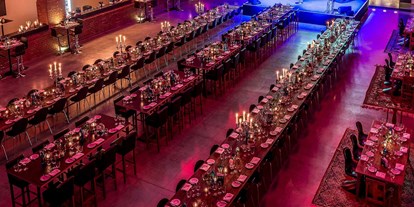 Hochzeit - Art der Location: Eventlocation - Schönaich (Böblingen) - Aufbau einer Hochzeitstafel für 300 Hochzeitsgäste im GOLDBERG[WERK] bei Stuttgart. - GOLDBERG[WERK] - Raum für Events