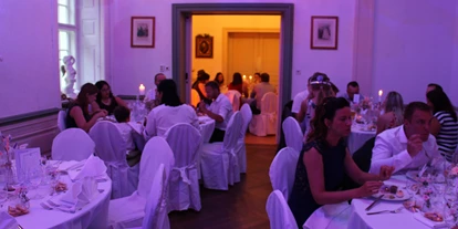 Bruiloft - Hochzeits-Stil: Fine-Art - Oberlausitz - Das Licht ist in allen Farben gestaltbar. - Barockschloss Oberlichtenau
