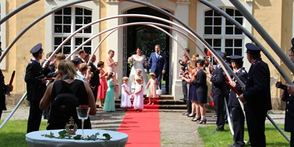Wedding - Personenanzahl - Saxony - Feuerwehr, zu Pferd oder im Oldtimer - Alles ist möglich - Barockschloss Oberlichtenau