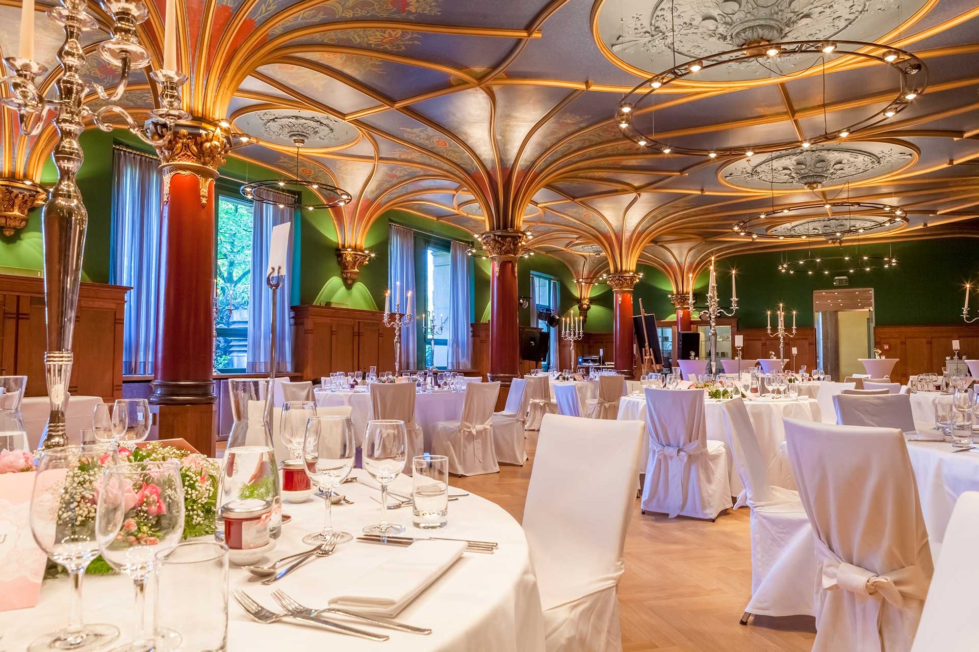 Hochzeitslocation - Liebevoll dekorierter Hochzeitssaal für Feiern mit Familie und Freunden.
 - Historische Stadthalle Wuppertal