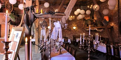 Hochzeit - Hochzeits-Stil: Boho-Glam - Großrinderfeld - Gastraum der Romantischen Scheune - Romantische Scheune