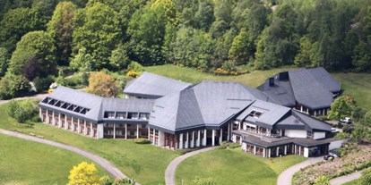 Hochzeit - Umgebung: in den Bergen - Deutschland - Hier eine Luftaufnahme unseres gesamten Hotels und einem Teil des Grundstücks. - Landhaus Nordhelle