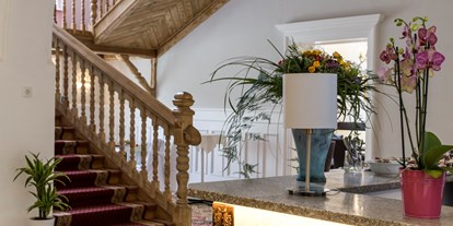 Hochzeit - Art der Location: Hotel - Unsere Lobby mit dem original Stiegenaufgang in den ersten Stock - Villa Bergzauber