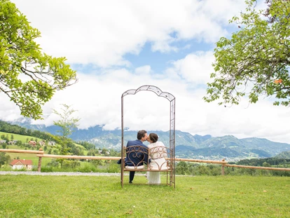 Bruiloft - Hochzeits-Stil: Fine-Art - Oostenrijk - Rosenbogen - Aussicht von vor der Villa - Villa Bergzauber