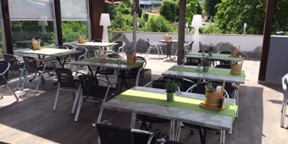Hochzeit - Parkplatz: nicht vorhanden - PLZ 73342 (Deutschland) - Schlosscafe Terrasse immer ein Asuflug wert und auch super zum feiern im freien und Wintergarten  - Schlosscafe Location & Konditorei / Restaurant