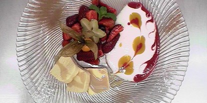 Hochzeit - Frühlingshochzeit - PLZ 73732 (Deutschland) - Leckere Dessert von unser Süßspeisen koch mmmmhhh 
Lecker Bayliesparfait mit Fruchtspiegel   - Schlosscafe Location & Konditorei / Restaurant