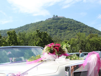 Mariage - Garten - Region Schwaben - Unser Hochzeits auto gehört dazu .
Ein Licon Cadilac Cabrio mit Braut schmuck   - Schlosscafe Location & Konditorei / Restaurant
