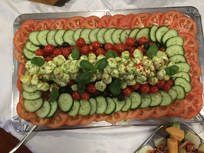 Hochzeit - Geeignet für: Produktpräsentation - Frickenhausen - Leckeres Buffet Tomate Mozarella 
mit Basilkumpesto und Pizzabrot  - Schlosscafe Location & Konditorei / Restaurant