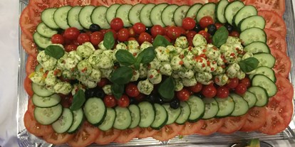 Hochzeit - Hochzeits-Stil: Boho - PLZ 73779 (Deutschland) - Leckeres Buffet Tomate Mozarella 
mit Basilkumpesto und Pizzabrot  - Schlosscafe Location & Konditorei / Restaurant