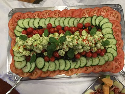 Hochzeit - Region Schwaben - Leckeres Buffet Tomate Mozarella 
mit Basilkumpesto und Pizzabrot  - Schlosscafe Location & Konditorei / Restaurant