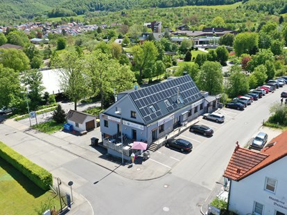 Hochzeit - Parkplatz: kostenlos - Hülben - Schlosscafe mit Blick auf die Therme und Hohenneuffen  - Schlosscafe Location & Konditorei / Restaurant