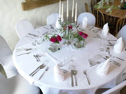 Wedding - Hochzeitsessen: À la carte - Germany - First Class Hochzeits Tisch in rund - Schlosscafe Location & Konditorei / Restaurant