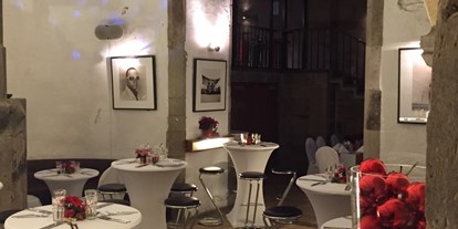 Hochzeit - nächstes Hotel - Köln - Barbereich mit Stehtischen - 1460 Veranstaltungsraum