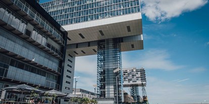 Hochzeit - Umgebung: in einer Stadt - Köln Innenstadt - Die moderne Architektur des Pe303 überzeugt. - Pe303 am Rhein
