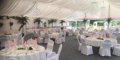 Hochzeit - Garten - Pönegg - Ein Fest Raum ganz in Weiß für eines unserer glücklichen Brautpaare, mit einem Hauch Karibik Style. Dieser Style wird auch gerne für Taufen und Verlobungsfeiern verwendet - Flasch City am Freizeitsee