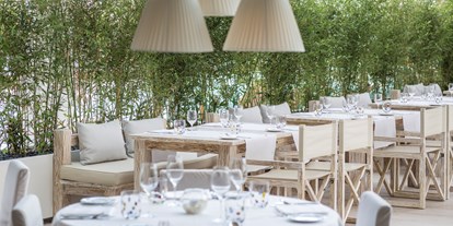 Hochzeit - Italien - Eine Hochzeitstafel mit Blick auf das Meer. - Falkensteiner Hotel & SPA Jesolo*****