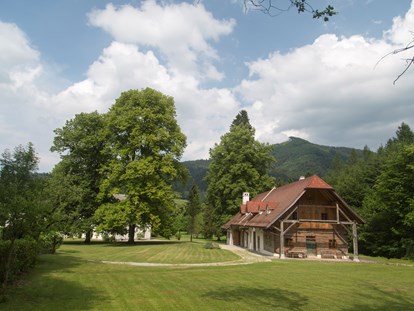 Hochzeit - nächstes Hotel - Halltal - Die Gartenlandschaft der Hochzeitslocation Schloss Ginselberg. - Schloss Ginselberg