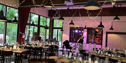 Hochzeit - Weinkeller - Blick auf die Bühne im Wintergarten - Tolle Inszenierungen möglich - RAHOFER Bräu Restaurant