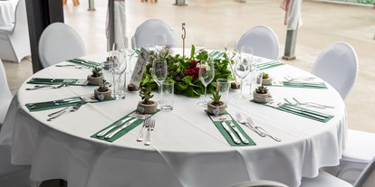 Hochzeit - Saxen - Runde 8-Personen Tische im großen Festsaal. - Gewäxhaus