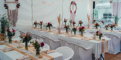 Hochzeit - Hochzeitsessen: mehrgängiges Hochzeitsmenü - Dohr - Dekoration im Zelt in der Wald Villa Üssbach - Wald Villa Üssbach