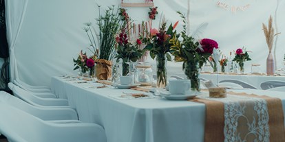 Hochzeit - Hochzeitsessen: mehrgängiges Hochzeitsmenü - Dohr - Dekoration im Zelt in der Wald Villa Üssbach - Wald Villa Üssbach
