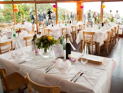 Hochzeit - Umgebung: in Weingärten - Flandorf - Fotoshooting vor dem Oktogon - Oktogon am Himmel