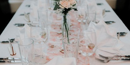 Hochzeit - externes Catering - Eine festliche dekorierte Hochzeitstafel.  - Bogner Aste 