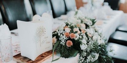 Hochzeit - interne Bewirtung - Eine festliche dekorierte Hochzeitstafel im Bogner Aste. - Bogner Aste 