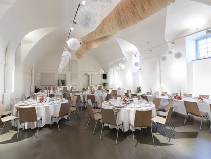 Hochzeit - PLZ 7000 (Österreich) - Der Festsaal im Martinsschlössl Donnerskirchen wird für Hochzeiten festlich gescmückt.  - Martinsschlössl Donnerskirchen