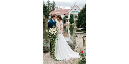 Hochzeit - Hochzeitsessen: Catering - Sulz im Wienerwald - Romantische Hochzeitsfotos im Rosengarten... - Schloss Schönau