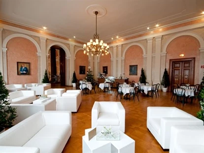 Wedding - nächstes Hotel - Wien-Stadt Ottakring - Roter Salon mit angemietetem Loungemobiliar - Wiener Börsensäle