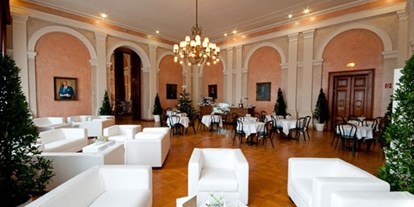 Hochzeit - Art der Location: Schloss - Wien-Stadt Döbling - Roter Salon mit angemietetem Loungemobiliar - Wiener Börsensäle