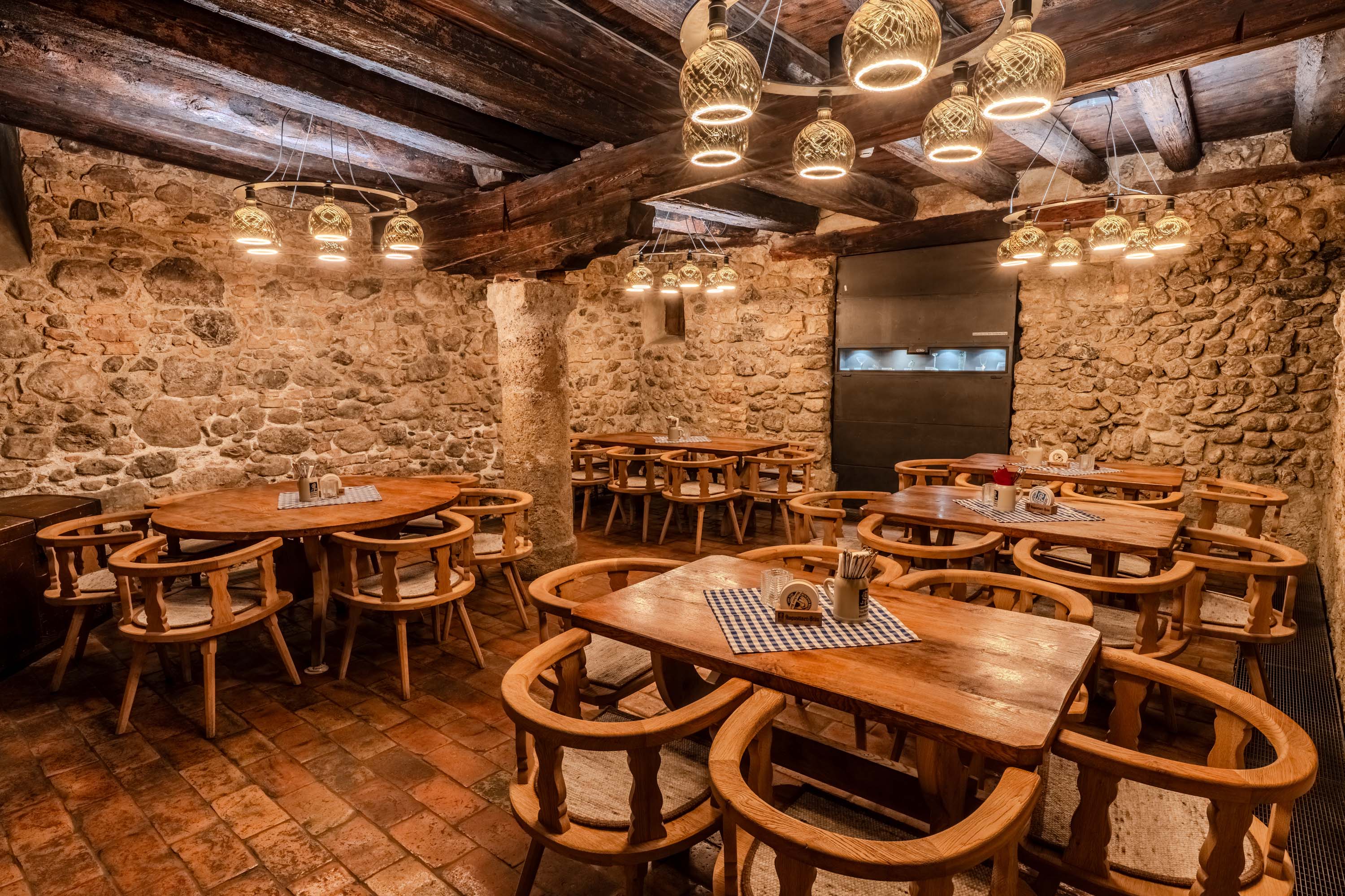 Hochzeitslocation - Historisches Bierverlies im Augustiner Keller Hall in Tirol mit rustikalem Ambiente und besonderem Charakter. - Altstadthotel Goldener Engl · Augustiner Keller Hall