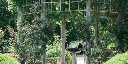 Hochzeit - Art der Location: ausgefallene Location - PLZ 8280 (Österreich) - Historischer Rosengarten Gartenschloss Herberstein in der Steiermark.
Foto © bildbeere.at - Gartenschloss Herberstein