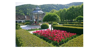 Hochzeit - Umgebung: am See - PLZ 8200 (Österreich) - Historischer Rosengarten bei Schloss Herberstein 
 - Gartenschloss Herberstein
