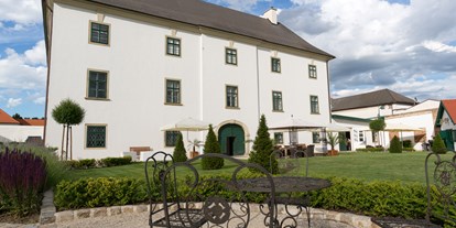 Hochzeit - Umgebung: am Land - Schloßhof - Schloss Raggendorf außen - Schloss Raggendorf
