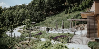 Hochzeit - Sommerhochzeit - Asperhofen - Teich mit Sommerküche im Freien, ideal für die Agape nach der Trauung - Refugium Hochstrass Hotel&Kloster