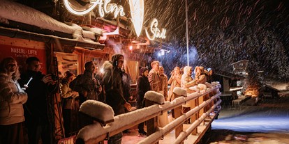 Hochzeit - Geeignet für: Firmenweihnachtsfeier - Tirol - Abendstimmung in der Hochzeitslocation Almstadl im Zillertal. - Almstadl - Winterhochzeit am Berg