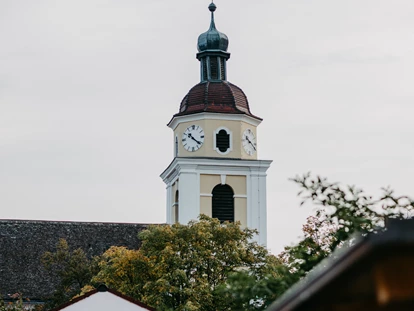 Hochzeit - Frühlingshochzeit - Zaußenberg - Blick auf die Kirche - Kaiser's Hof
