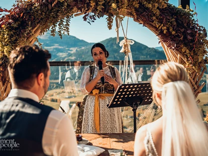 Wedding - Hochzeits-Stil: Fine-Art - Piesendorf - Gartenhochzeit auf der Waldterrasse. - TOM Almhütte - Hochkönig