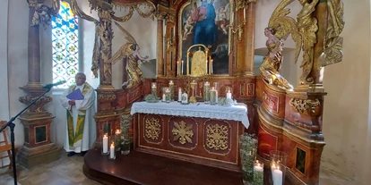 Wedding - St. Oswald (St. Oswald) - Altar in der Kapelle - Schloss Neubruck