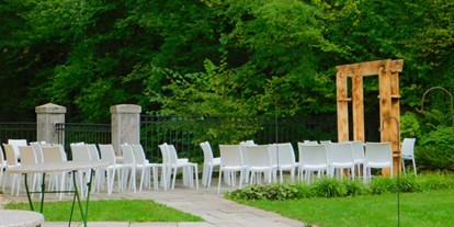 Hochzeit - Umgebung: im Park - Niederösterreich - Freigelände - Schloss Neubruck