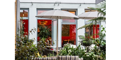 Hochzeit - Hochzeits-Stil: Modern - Schönerlinde - Grosse und grüne Gartenterrasse - Kaffeehaus Mila