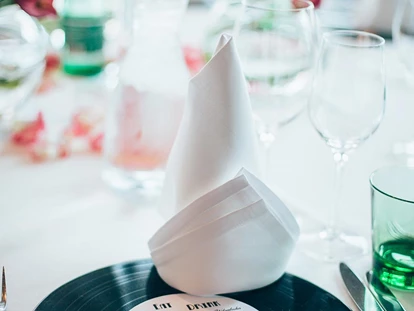 Hochzeit - Geeignet für: Vernissage oder Empfang - Axams - Ein Hochzeitstisch im Parkhotel Hall, Tirol. 
Foto © blitzkneisser.com - Parkhotel Hall
