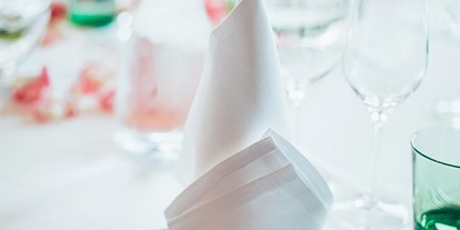 Hochzeit - Geeignet für: Eventlocation - PLZ 6060 (Österreich) - Ein Hochzeitstisch im Parkhotel Hall, Tirol. 
Foto © blitzkneisser.com - Parkhotel Hall
