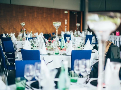 Hochzeit - Geeignet für: Firmenweihnachtsfeier - Axams - Ein Hochzeitstisch im Parkhotel Hall, Tirol. 
Foto © blitzkneisser.com - Parkhotel Hall