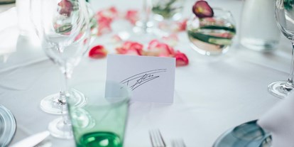 Hochzeit - Geeignet für: Private Feier (Taufe, Erstkommunion,...) - PLZ 82481 (Deutschland) - Ein Hochzeitstisch im Parkhotel Hall, Tirol. 
Foto © blitzkneisser.com - Parkhotel Hall